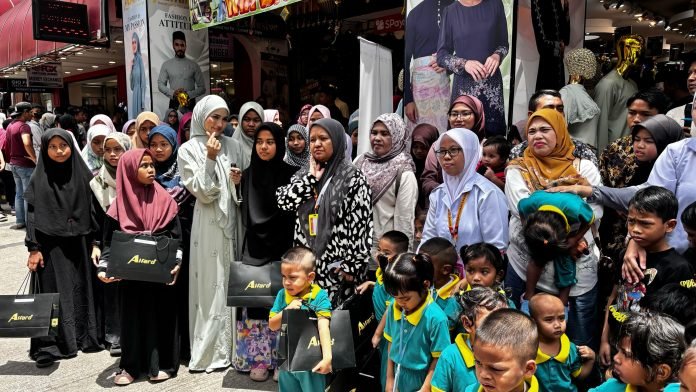 Alfaro santuni 1,000 anak yatim dan golongan fakir dengan sumbangan baju raya